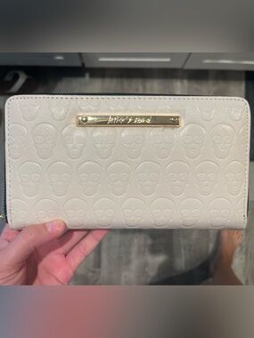 Betsy Johnson Cream Skull Embossed Zip Wallet with Gold Plaque